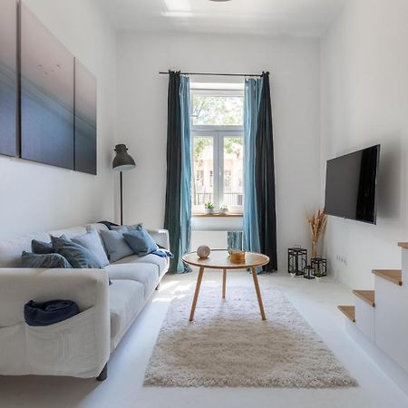 Black And White Apartment Будапеща Екстериор снимка