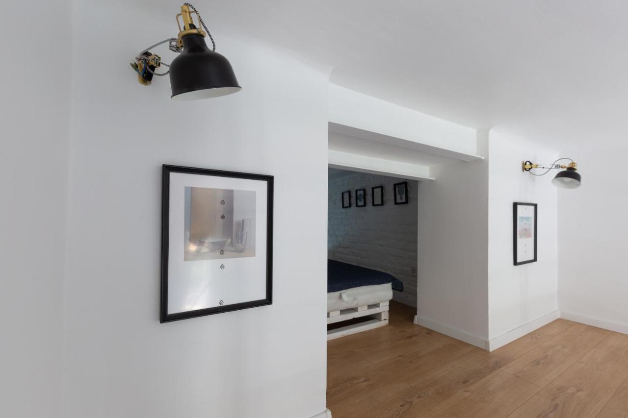Black And White Apartment Будапеща Екстериор снимка