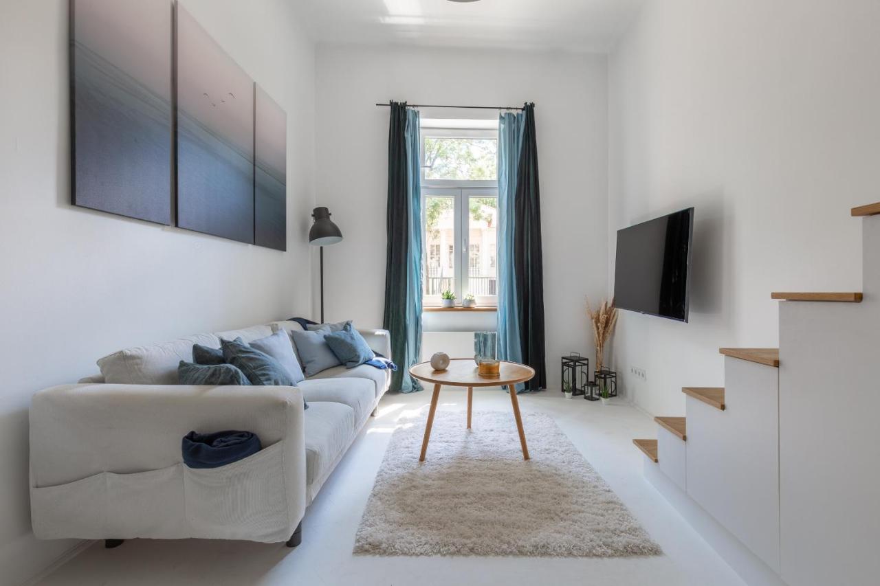 Black And White Apartment Будапеща Екстериор снимка