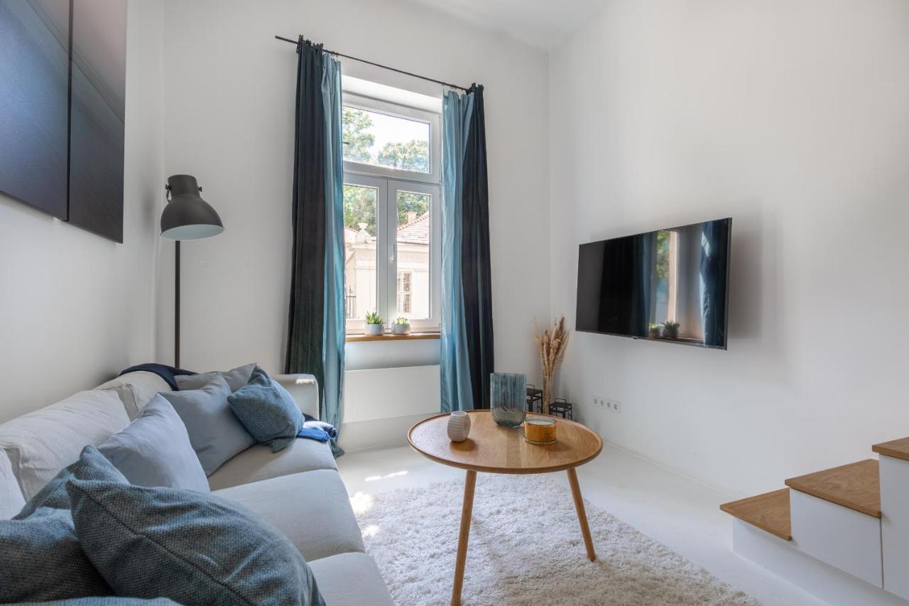 Black And White Apartment Будапеща Екстериор снимка