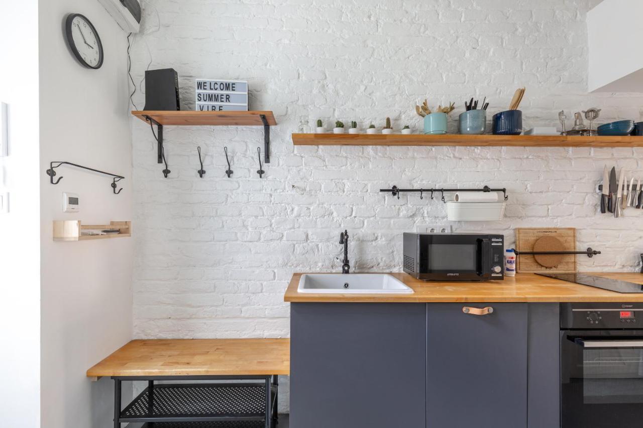 Black And White Apartment Будапеща Екстериор снимка