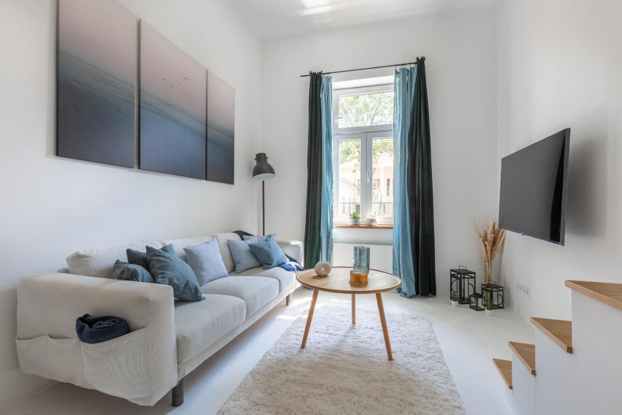Black And White Apartment Будапеща Екстериор снимка